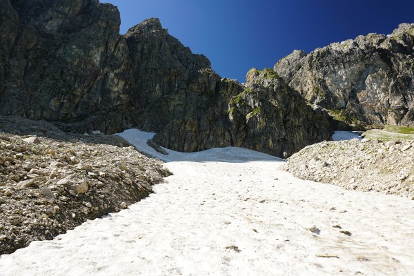 Querung eines Schneefelds am Weg auf den Bernkarkogel