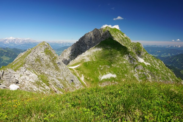 Links der Bildmitte der steile, grasige Ausstieg aus dem Kar. Darüber Kraxenkogel und Ennskraxen.