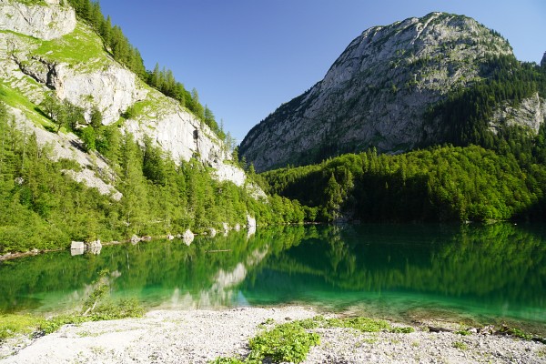 Sonne beim Hinteren Gosausee. Auf der rechten Bildseite: Das Tor in eine andere Welt?