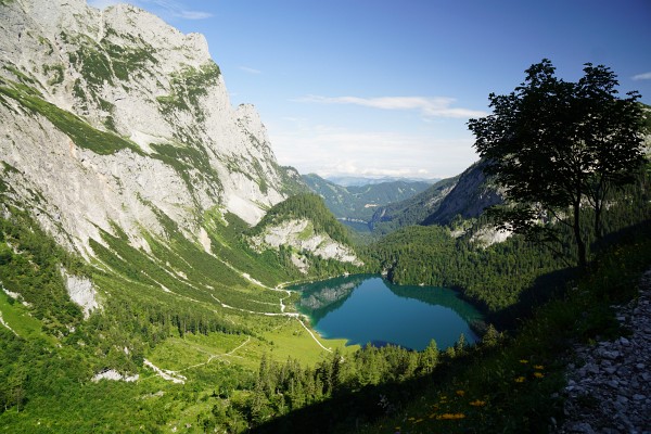 Tiefblick zu den Gosauseen. Von Westen ziehen bereits erste Wolken heran.