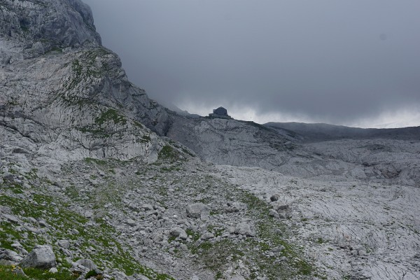 Die Adamekhütte kommt ins Blickfeld. Zumindest soweit es die Wolken erlauben.