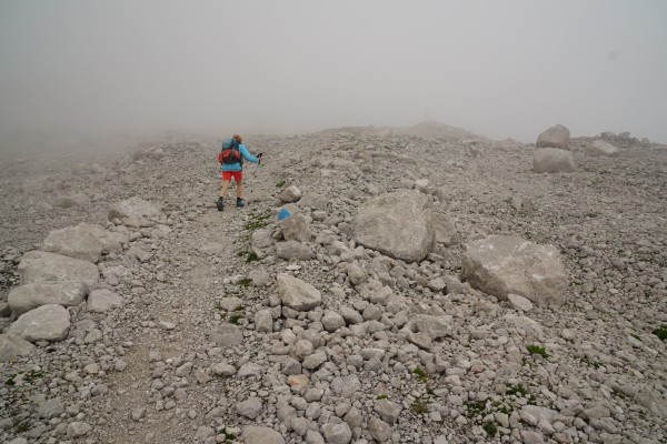 Eintauchen in den Nebel am blau markierten Gletscherweg zum Großen Gosaugletscher