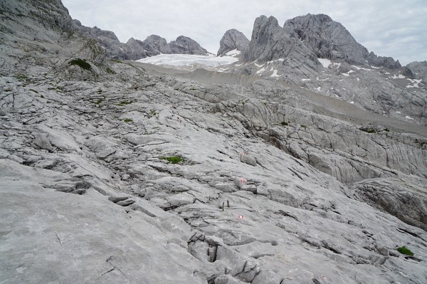 Über gut markierte, glatte Felsplatten. Blick zurück zum Gosaugletscher.