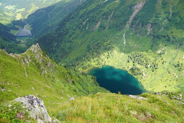 Tiefblick vom Waseneck auf Obersee (rechts unten) und Bodensee (links oben)