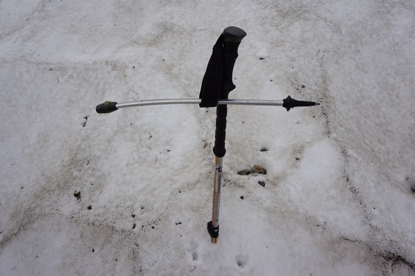 Auf einem steilen Schneefeld ausgerutscht und wieder einmal segnete ein Tourenstock das Zeitliche.