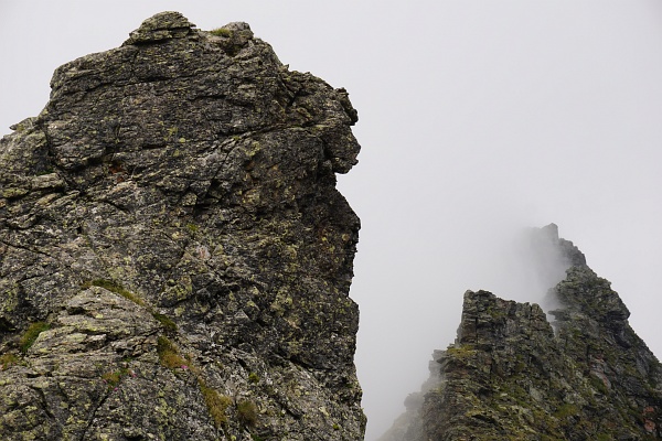 Immer wieder werden die höheren Bergspitzen von Nebelschwaden verhüllt.
