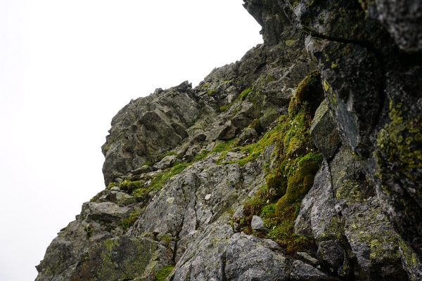 Dunkle, abweisende, feuchte, rutschige Felswände auf den Elendberg.