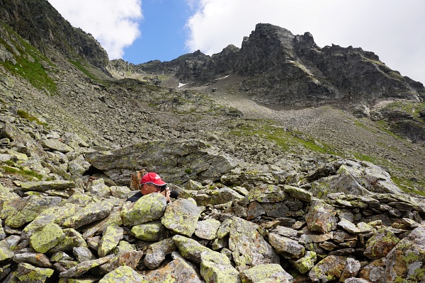 Zeugnisse des ehemaligen Bergbaus: Ein Eldorado für Steinfetischisten. Dahinter das langgezogene, zuvor durchstiegene Knappenkar.