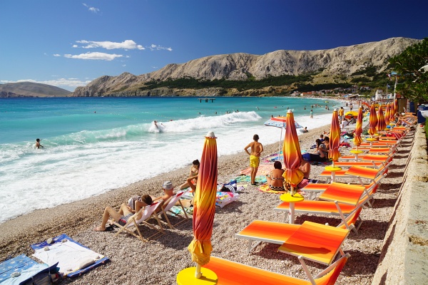 Vorrangig kommen die zahlreichen Urlaubsgäste natürlich wegen des langen Kieselstrandes und der Wassersportmöglichkeiten nach Baska. Uns interessierte allerdings mehr das, was sich da im Hintergrund aufbaut (diesen Gebirgszug haben wir mehrmals überschritten).