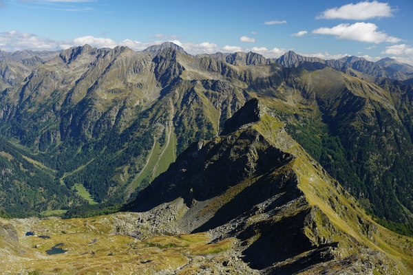 Ausblick vom Gurpitscheck Richtung Osten über das Karnereck (vorne) hinweg Richtung Hochgolling und Kasereck.