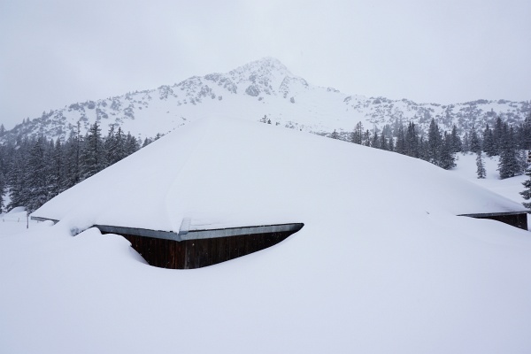 Bei der Furklaalpe geben die Wolken den Blick frei auf die Mondspitze. Rechts über die weißen Schneefelder sind wir aufgestiegen.