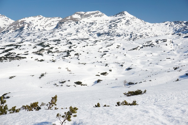 Einsame Schiwanderung über das Hochplateau des Toten Gebirges. Hinten rechts unser Gipfelziel - der Grießkogel. Rechts unterhalb der Bildmitte 2 Skitourengeher am Weg zum Wildensee.