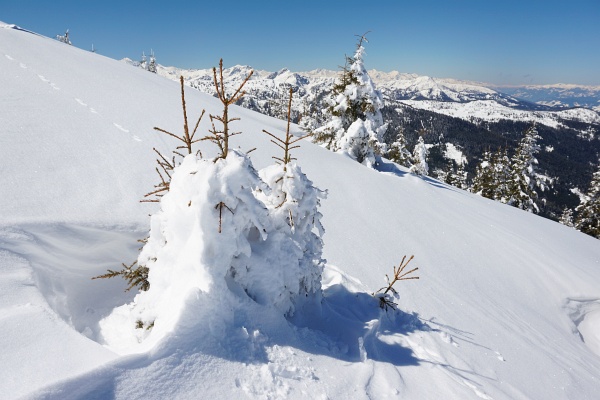 Während in den Tälern längst der Frühling eingezogen ist, herrschen auf den Bergen noch winterliche Verhältnisse.