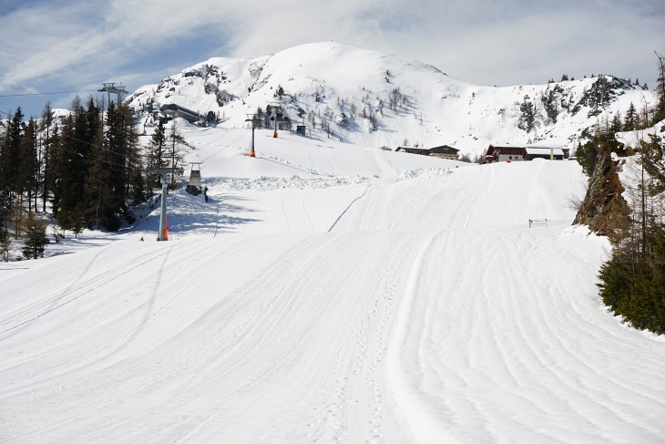 Geschäftiges Treiben bei Reiteralm- und Gasselhöh-Hütte. Darüber die Gasselhöhe, mein heutiges erstes Gipfelziel.