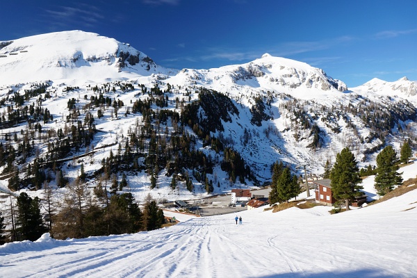 Zunächst geht´s von der Tauernpass-Straße nordwärts in die Schladminger Tauern. Blick hinüber in die Radstädter Tauern zu unserem 2. Tourenziel.