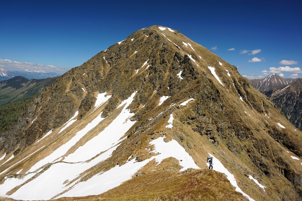 Ingrid in der Roten Scharte. Links die Langschneerinne hinunter ins Sattental, rechts geht´s steil in den Stummerkessel hinab.