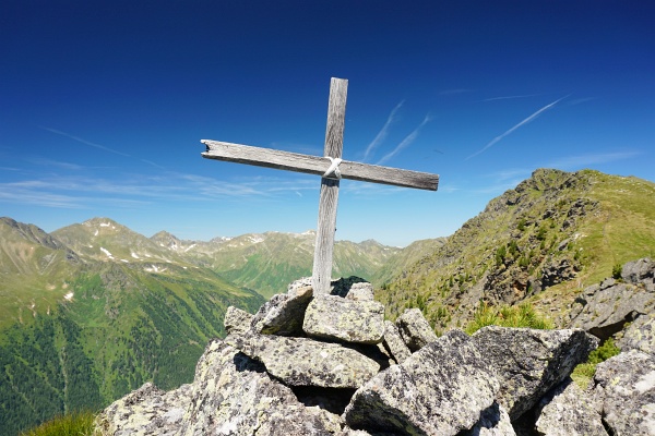 Am Langhauseck: Die Bauteile für das Gipfelkreuz waren alle vorhanden und mussten nur noch zusammengesetzt werden