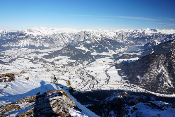 Auch Ende Jänner 2017 war die Schneedecke noch sehr dünn - wie hier beim Blick vom Ausseer Zinken über Bad Aussee. Dafür hatte der Grundlsee (rechts hinten) heuer wieder eine tragfähige Eisdecke.