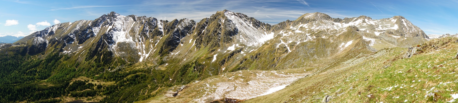 Der Gratverlauf vom Eisenhut (links) über Arkogel und Breitdach zum Schöderkogel (rechts) (Klick zur Vergrößerung)