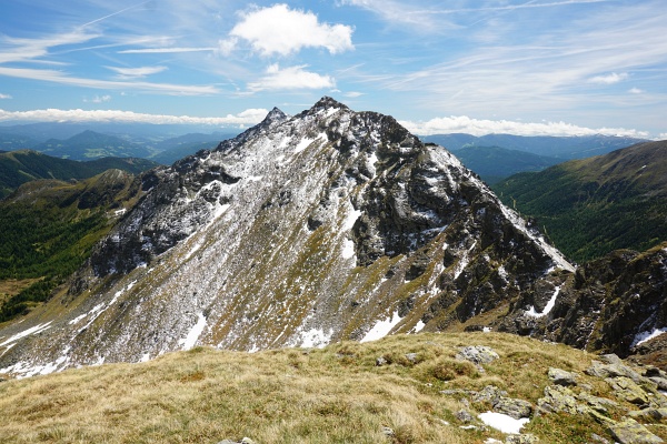 So präsentierte sich die 300 Höhenmeter lange Nordflanke des Arkogel vor 3 Tagen vom Gipfel des Breitdach aus - Sollte hier ein Aufstieg möglich sein?