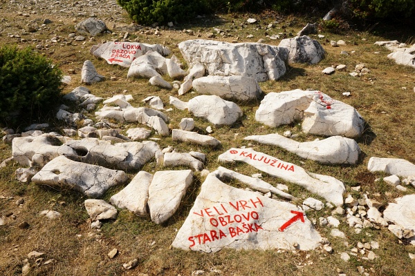 Die Steige auf den Obzova sind gut markiert. Man überschreitet dabei weitere Gipfel mit so klingenden und leicht auf der mitteleuropäischen Zunge liegenden Namen wie Veli Vrh, Brestovica oder Zminja. Aber auch die möglichen Ausgangspunkte oder Wegkreuzungen wie Draga Bascanska, Zicevo oder Pod Brestovicu sind nicht minder geschmeidig.