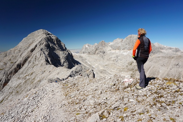 Zu Mittag auf der Hohen Rams. Dem Übergang auf die Scheichenspitze (links) steht wettermäßig nichts im Wege