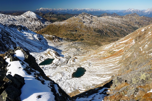 Tiefblick zu den Knappenseen, bei denen wir im Abstieg vorbeikommen werden (nicht zu verwechseln mit den Knappenkarseen).