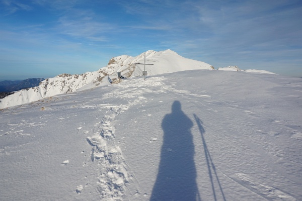 Die Schatten werden jetzt schon früh länger. Beim Gipfelkreuz am Kleinmölbing war Endstation. Der Hochmölbing war noch zu weit entfernt.