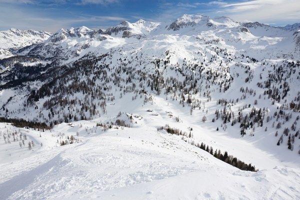 Blick über unser Abfahrtsgebiet Richtung Südwiener Hütte / Hödhütte zu den "Pleißlingkeilen" in den Radstädter Tauern