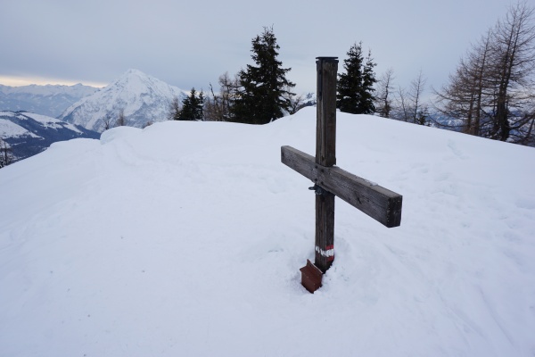 Beim meinem Besuch habe ich am Feldl zwar niemanden getroffen, die zahlreichen Schneeschuh- und Schispuren lassen aber ein beliebtes Ausflugsziel vermuten.