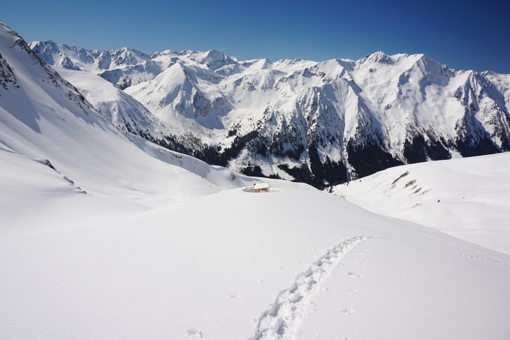 Bei den heutigen perfekten Pulverschneeverhältnissen bedaure ich, "nur" mit Schneeschuhen unterwegs zu sein.