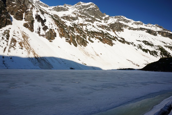 Die Skiroute vom Enzingerboden zum Grünsee war trotz Sperre bis auf eine einzige apere Stelle noch in akzeptablem bis gutem Zustand