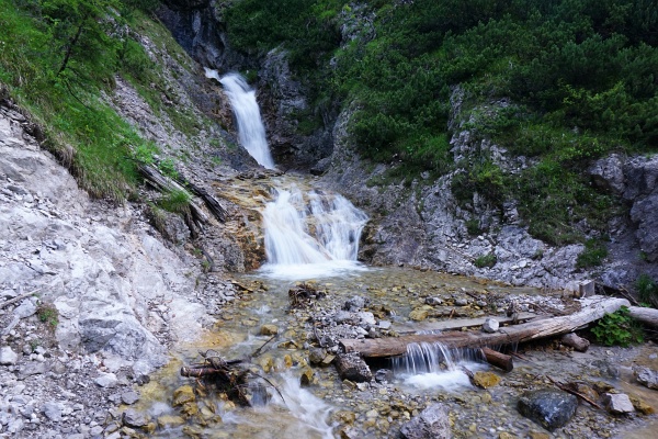 Ausgerutcht und in den Hallebach gestiegen - hätten wir hier genauer geschaut, hätten wir auf der rechten Seite den Steig ins Hallebachtal gesehen