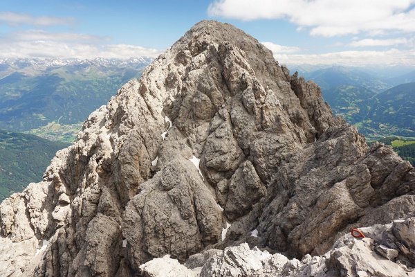 Bei der Linderhütte ist man noch nicht am Ziel. Zunächst geht es noch einmal 50 Höhenmeter hinunter, ehe der Steig wieder 80 Höhenmeter zum höchsten Punkt hinaufzieht.