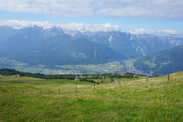 Ausgehend von der Faschingalm wandern wir am Zettersfeld Richtung Nordwesten. Unter uns liegt Lienz.