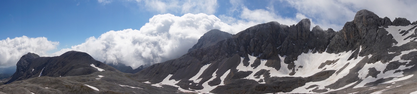 Links der langgezogene Landfriedstein, rechts daneben liegt der Eselstein unter den Wolken verborgen. Weiter rechts folgt der Höhenzug von der Scheichenspitze bis herüber zur Edelgrießhöhe.