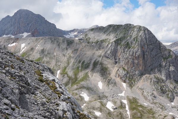 Beim Aufstieg auf den Eselstein: Blick auf unsere Abstiegsroute vom Landfriedstein - ca. in Bildmitte