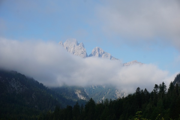 Beim Aufbruch in Gstatterboden zeigen sich die umliegenden Gesäuseberge - wie hier im Bild der Admonter Reichenstein - noch teilweise hinter Nebel versteckt
