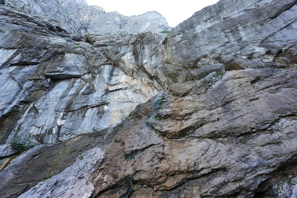 Spärlich tröpfelt der "Wasserfall" über die Felsen