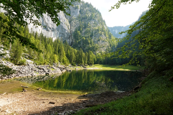Nach der Hitzeperiode der letzten Wochen ist der Kammersee derzeit ziemlich klein. Auch der im Hintergrund befindliche Traun-Ursprung-Wasserfall führt kein sichtbares Wasser.