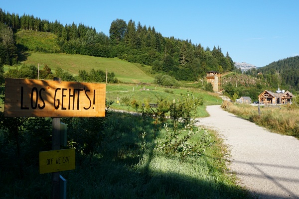 Wir starten unsere Wanderung in Wienerbruck. Der Ötscher liegt noch in sehr weiter Ferne (rechts hinten erkennt man ein Zipfelchen des Rauhen Kamms)
