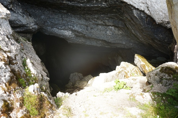 Nur eisige Luft strömt aus der Ötscherhöhle "Geldloch"