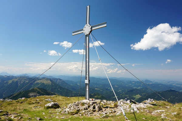 Gipfelkreuz am Ötscher. Für so ein "einsames" Foto muss man am stark besuchten Gipfel schon einige Geduld aufweisen.