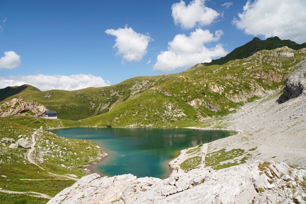 Beim Wolayersee (Fotosstandpunkt an der Staatsgrenze Österreich-Italien). Rechts hinten im Schatten der Rauchkofel.