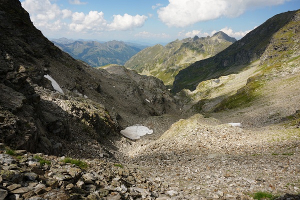 Soweit man es aus der Wildlochscharte überblicken kann, scheint das Gelände westlich der Scharte passabel begehbar zu sein.