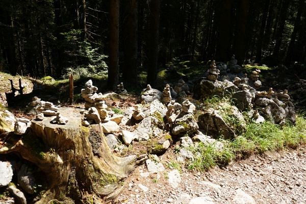 Unzählige Steinmandln in allen Größen zeigen, dass die Wochenbrunneralm auch bei Kindern sehr beliebt ist.