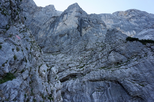 Der Peternpfad führt nicht über das Felsband in Bildmitte, wo gerade - winzig klein - 2 Kletterer unterwegs sind, sondern "nur" über die Felswand auf der linken Seite hinauf.