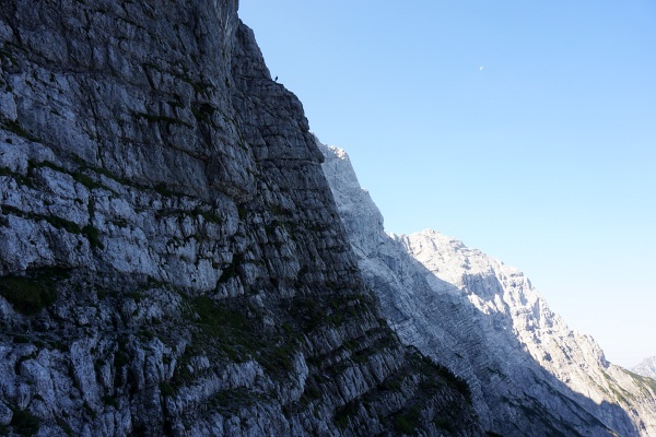 Auf der Felskante oberhalb der Bildmitte erkennt man bei genauem Hinsehen einen Kletterer. Meine Befürchtung, das wäre der Peternpfad hat sich gottseidank nicht bewahrheitet.
