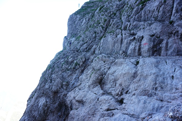 Kletterabschnitte wechseln sich mit Gehgelände - wie hier waagrecht durch die Bildmitte auf einem Felsband. Links erkennt man einen Wanderer, der mich gerade überholt hat und mir liebenswürdigerweise Fotos von mir zugesandt hat :-)