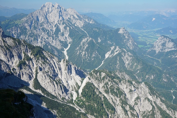 Tiefblick zur Gsengscharte unterhalb der Bilmitte. Und darunter die Haindlkarhütte. Im Hintergrund der Admonter Reichenstein.